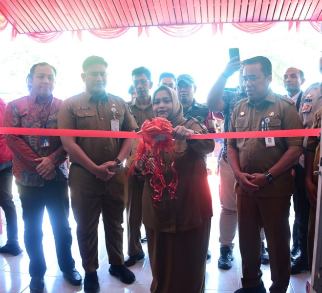 Bupati Kasmarni Gunting Pita Peresmian Kopdes Merah Putih Bantan Tengah
