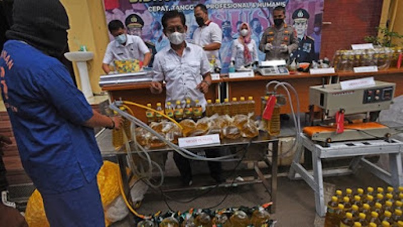 Ketahuan! Ada Minyak Goreng Curah Dibungkus Kemasan Premium