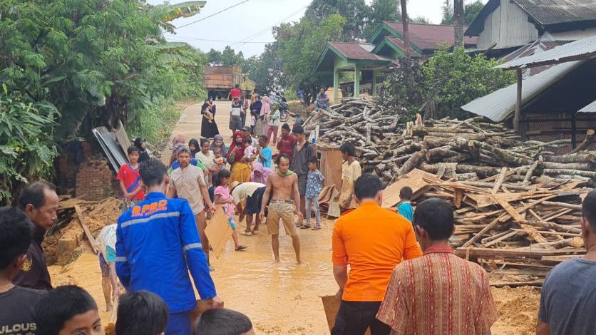 Satu Rumah di Tenayan Raya Pekanbaru Hancur Diterjang Longsor, Tiga Orang Terluka