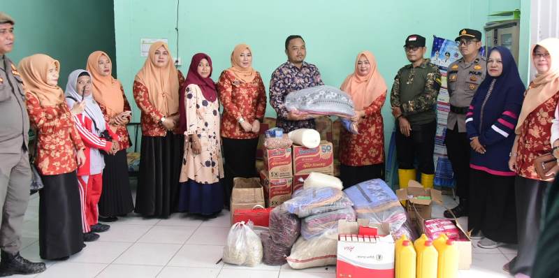 Ketua DWP Bengkalis Salurkan Bantuan Korban Banjir di Siak Kecil