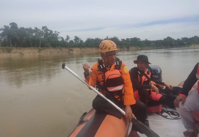Terpeleset, Nenek 71 Tahun Hilang di Sungai Kampar