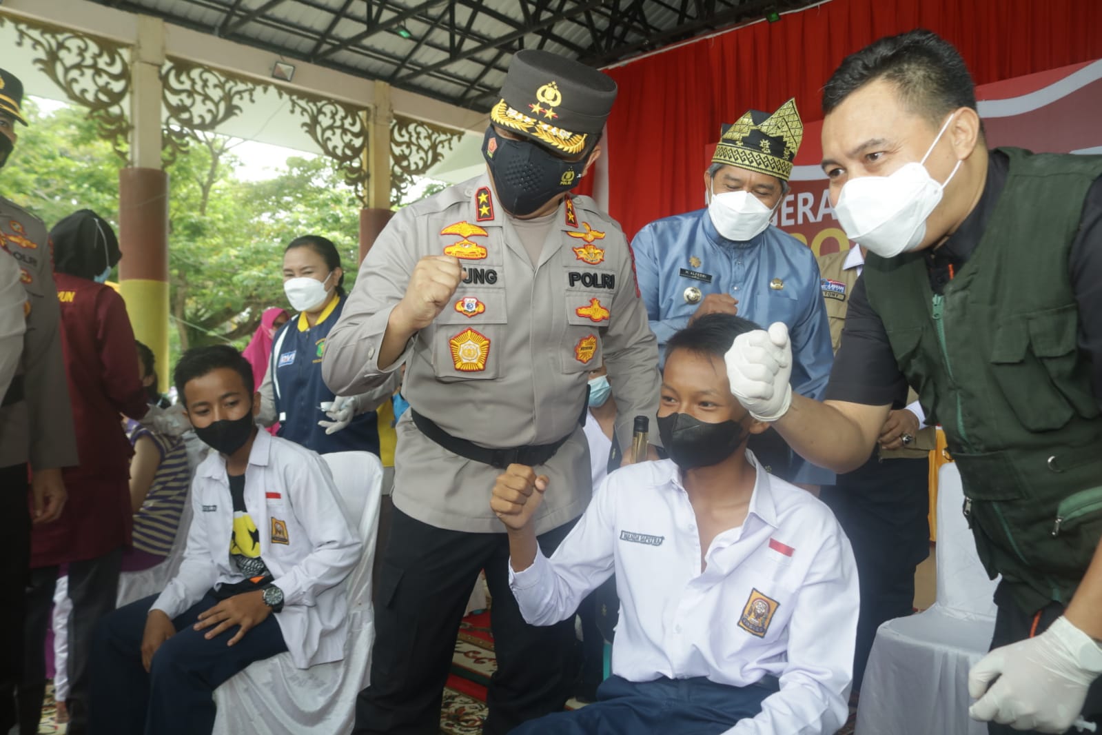 Kapolda Riau Tinjau Vaksinasi Masal Ribuan Pelajar dan Lansia di Siak