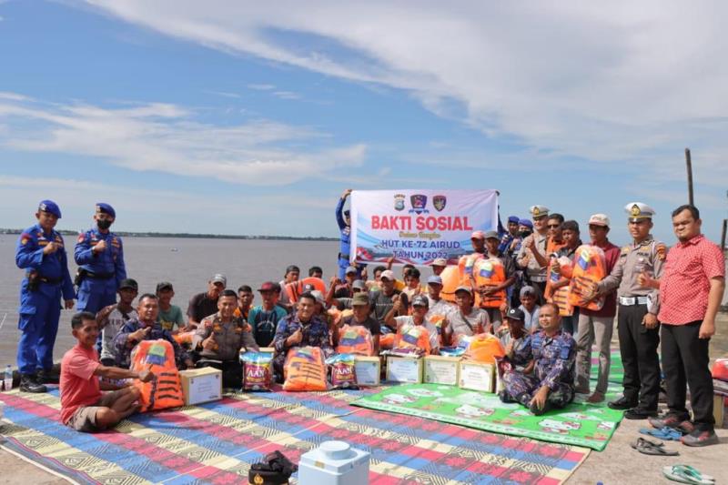 HUT ke-72 Polairud, Kapolres Meranti Salurkan Bansos
