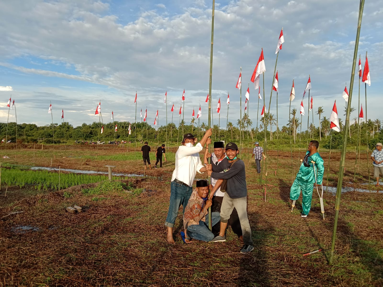 Kelompok Mangrove Sekat Bakau Buruk Bakul Gelar Parade Merah Putih 76 Tiang