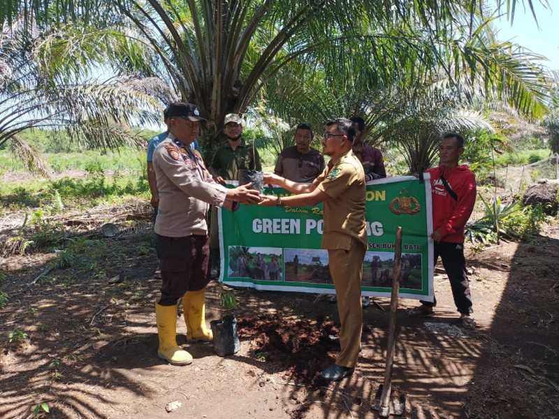 Kesibukan Penangganan Karhutla, Bhabinkamtibmas Menyempatkan Menjalankan Program Polri Green Policing