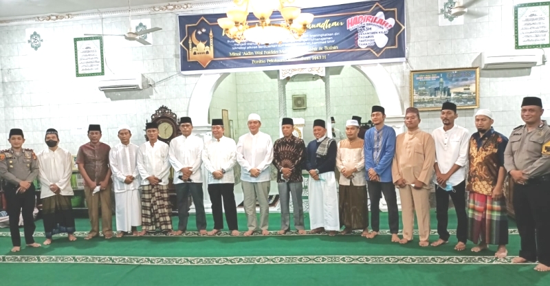Di Masjid Nurul Ikhlas, Kapolda Riau Solat Berjemaah dan Serahkan Bantuan