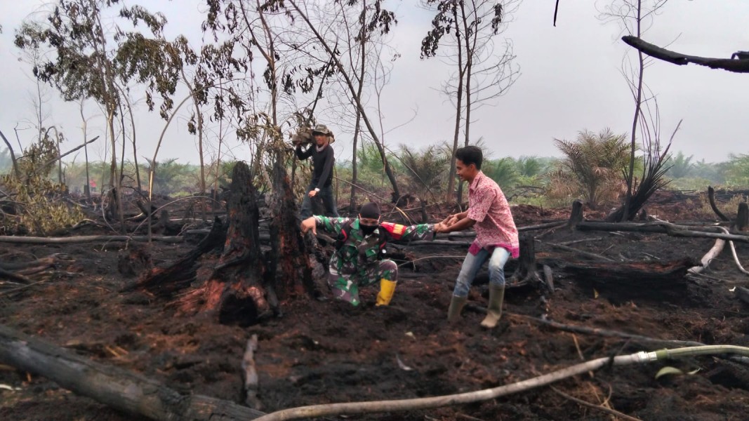 Danpos Didampingi Babinsa Padamkan Karhutla di Desa Tanjung Leban Kecamatan Bandar Laksamana