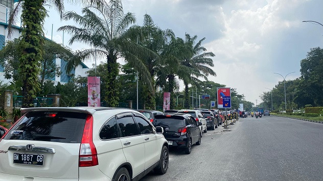 Antrean Kendaraan Mengular, Mal di Pekanbaru Dipadati Pengunjung