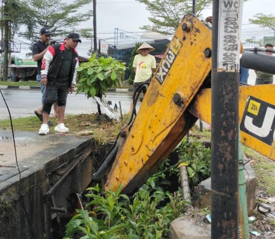 Atasi Banjir, Zulkardi Turunkan Ekskavator ke Rumbai