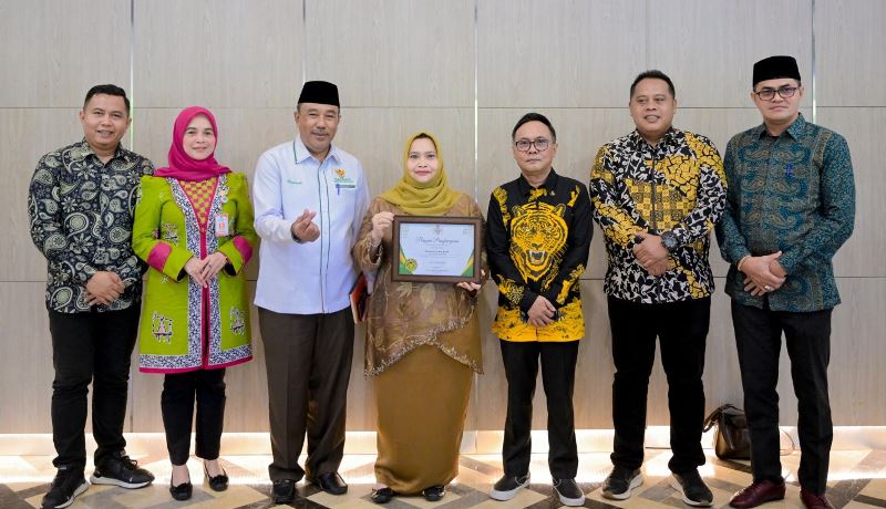 Bupati Bengkalis Raih Penghargaan Baznas Award 2025