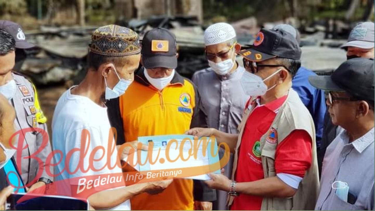 Wabup Meranti Serahkan Bantuan Pada Keluarga Sukarmin Korban Kebakaran Rumah di Desa Tenggayun Raya