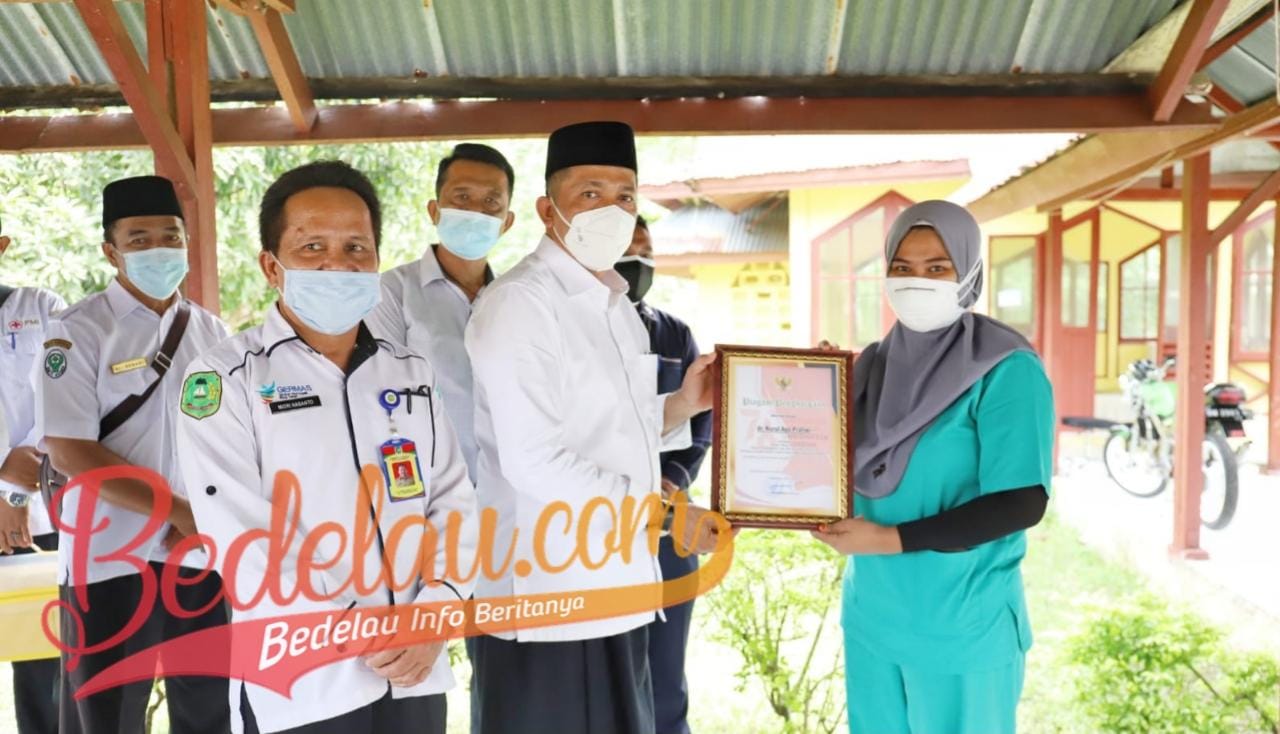 H. Muhammad Adil Berikan Piagam Penghargaan Covid-19 Kepada Dokter dan Nakes