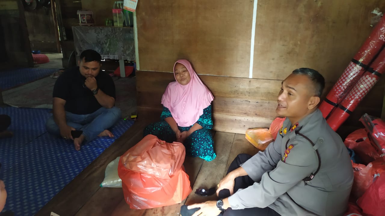 Polsek Rangsang Bantu Warga Korban Rumah Terbakar di Desa Kedaburapat