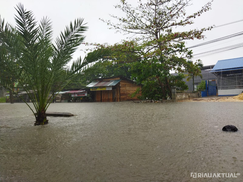 Tembok Pasar Induk Jebol, Air Meluap ke Rumah Warga