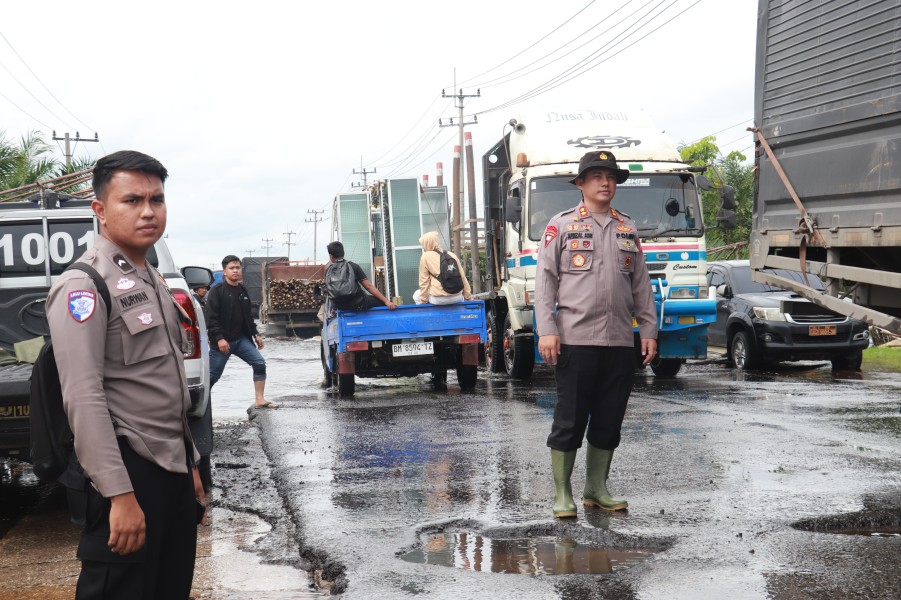 Banjir di Jalintim Kilometer 83, Polres Pelalawan Terapkan Sistem Buka Tutup Arus Lalu Lintas