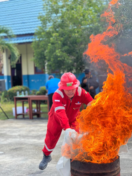 PT. ITA dan SMKN 1 Merbau Lakukan Pelatihan Dasar Pemadam Kebakaran