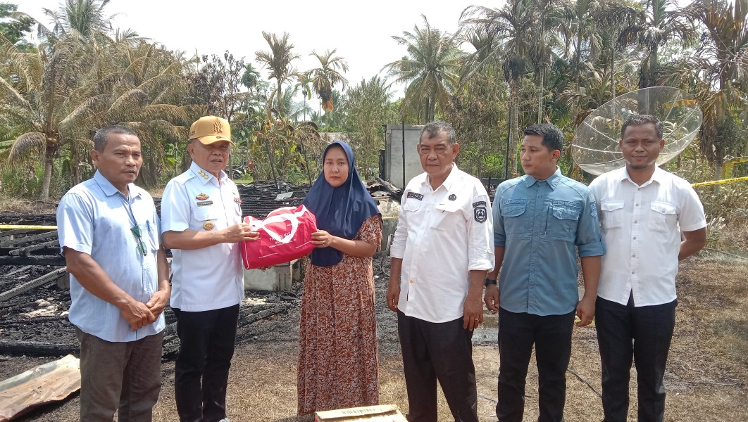 Bupati H. Asmar Tinjau Lokasi Kebakaran di Desa Alahair, Salurkan Bantuan untuk Korban