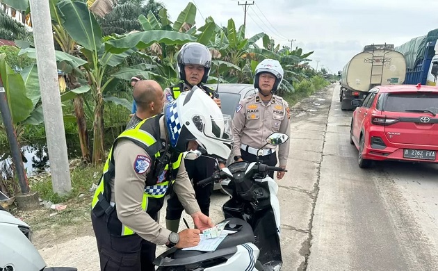 Polisi Tertibkan Pengendara Lawan Arus di Jalan Lintas Timur Pelalawan
