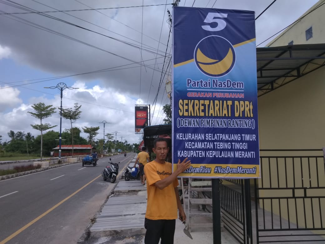 Kuatkan Struktur Partai, DPD Nasdem Terus Memasang Pamplet DPRT Kelurahan/Desa Se-kabupaten Kepulauan Meranti