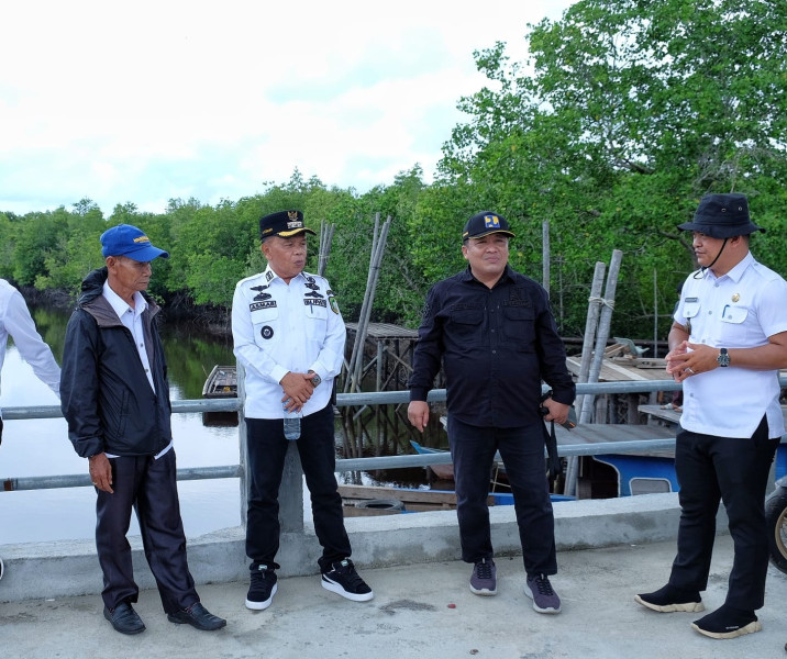 Tinjau Jalan Rusak, Bupati Asmar Pastikan Segera Dibangun dan Diperbaiki