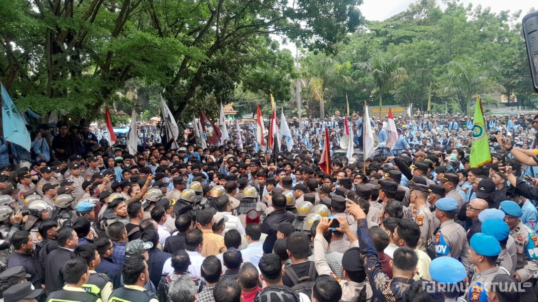 Temui Massa Aksi, Ketua DPRD Riau Disoraki Mahasiswa
