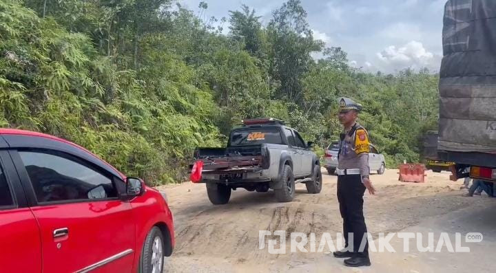 Jalan Penghubung Riau-Sumbar Macet Total Akibat Jembatan Nyaris Amblas