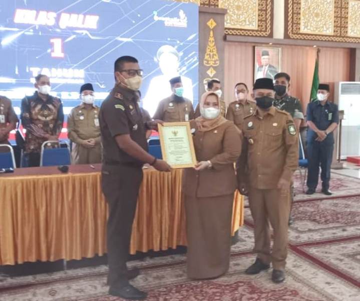 Menangkan Putusan PTUN, Kajari dan Kasi Datun Terima Reward dari Bupati Kasmarni