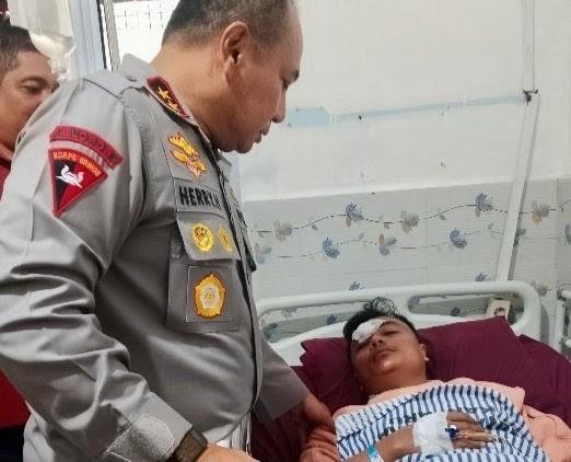 Kapolda Riau Jenguk Sekretaris PMII yang Diduga Dikeroyok Pria Bersenpi