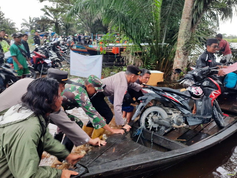 Kepedulian Membuat Warga Terbantu Melintasi Banjir di Pelalawan