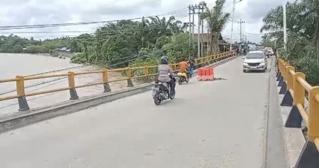 Antisipasi Terjadi Korban Jiwa, Jembatan Sungai Rokan Ujung Batu yang Rusak Ditutup