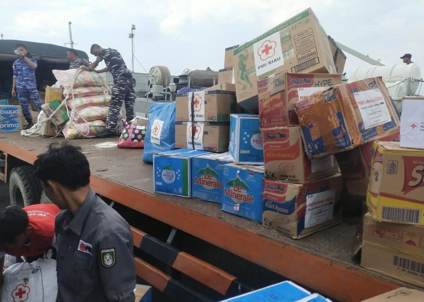 Solidaritas Masyarakat Riau: 150 Ton Bantuan Aceh Diangkut Naik Kapal Perang