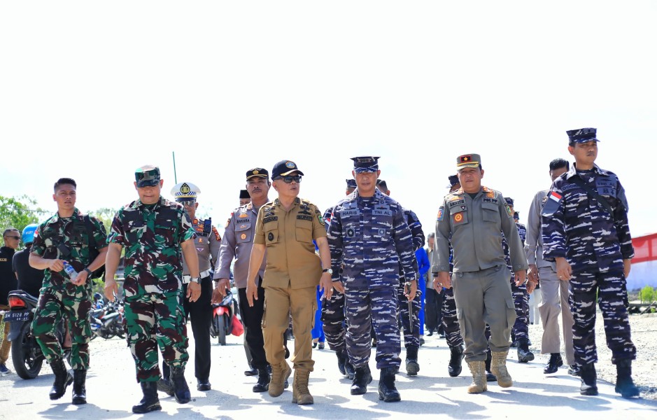 Bupati Meranti Tinjau Gedung Pos TNI AL Selatpanjang dan Tebar 10 Ribu Benih Ikan Nila