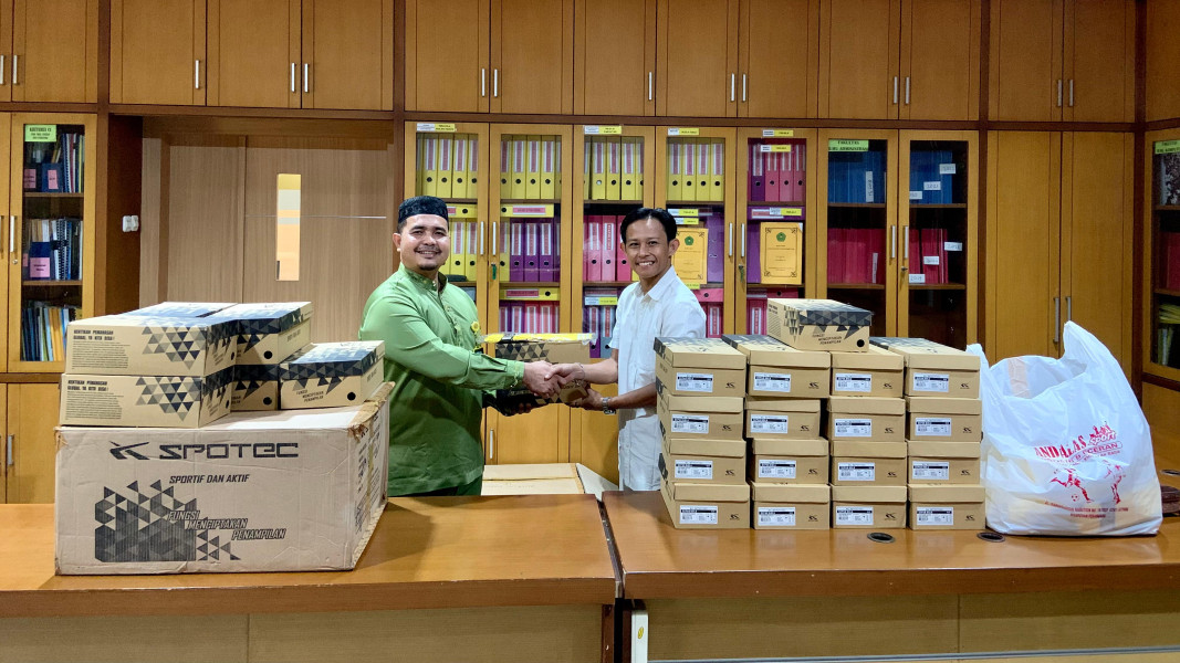 Alumni Unilak Presiden Direktur Klub Sepak Bola Titian Teras Beri Bantuan Sepatu Bola ke PS Unilak