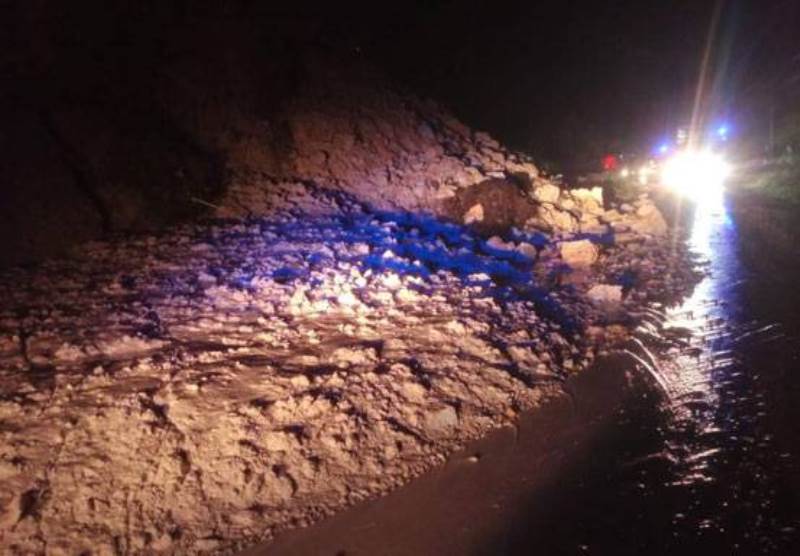Longsor di Desa Maringin, Arus Lalu Lintas Riau-Sumbar Buka Tutup