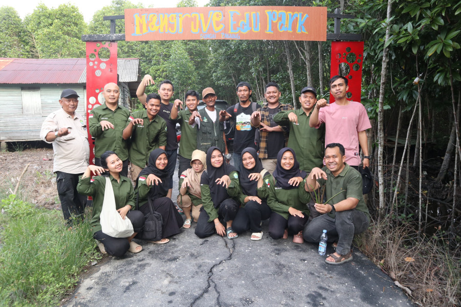 Upaya Pelestarian Ekosistem Mangrove, Mahasiswa Pascasarjana Ilmu Lingkungan Unri Gelar Praktik Lapangan dan PKM