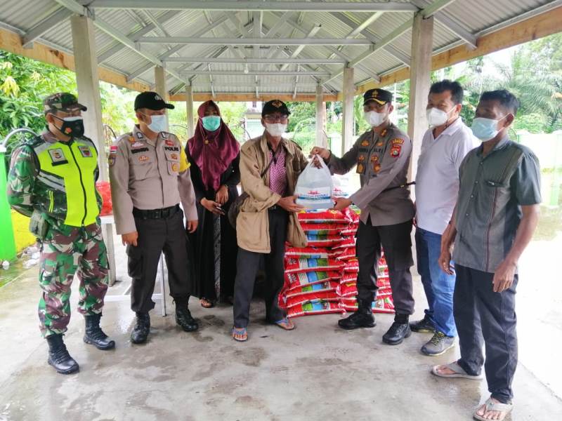 Relawan Peduli Covid-19 Bengkalis Serahkan Bantuan Sembako ke Warga Terpapar Covid-19 di Desa Bantan Timur