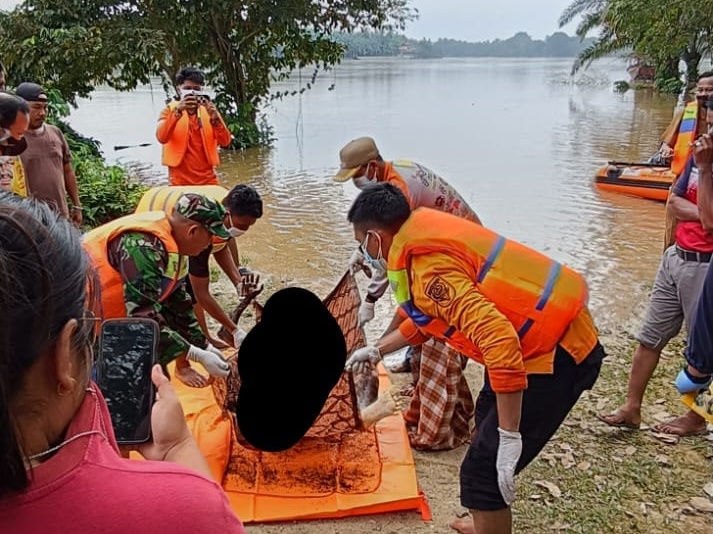 Warga Temukan Mayat Mengambang di Kuansing, Polisi: Diduga Korban Galodo Sumbar