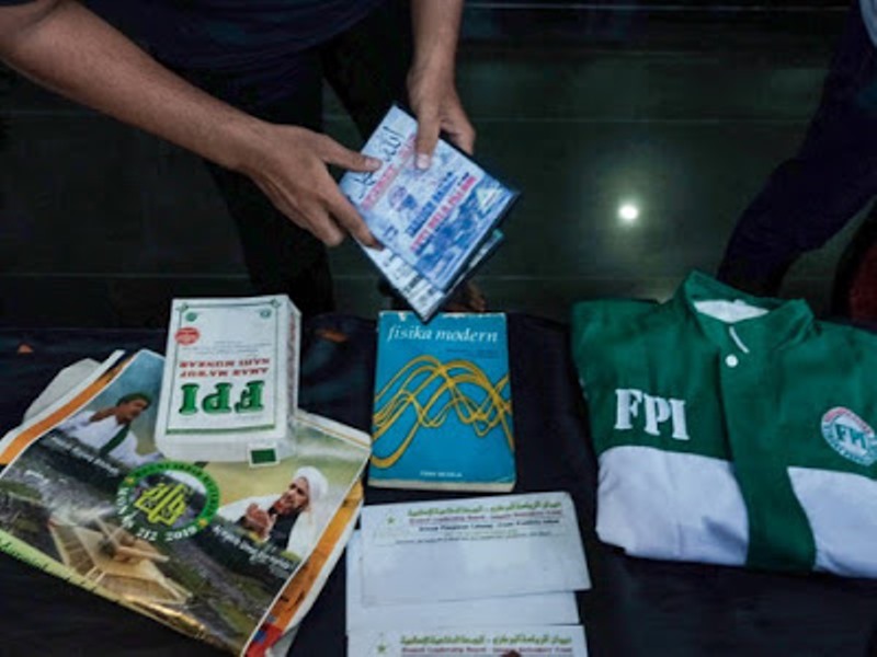 Baju FPI Dipajang di Konferensi Pers Kapolda Metro soal Terduga Teroris