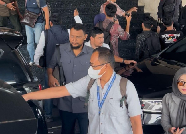 Amankan Dokumen 3 Koper, Tim KPK Bawa Sekdaprov Riau dan Kabag Protokol