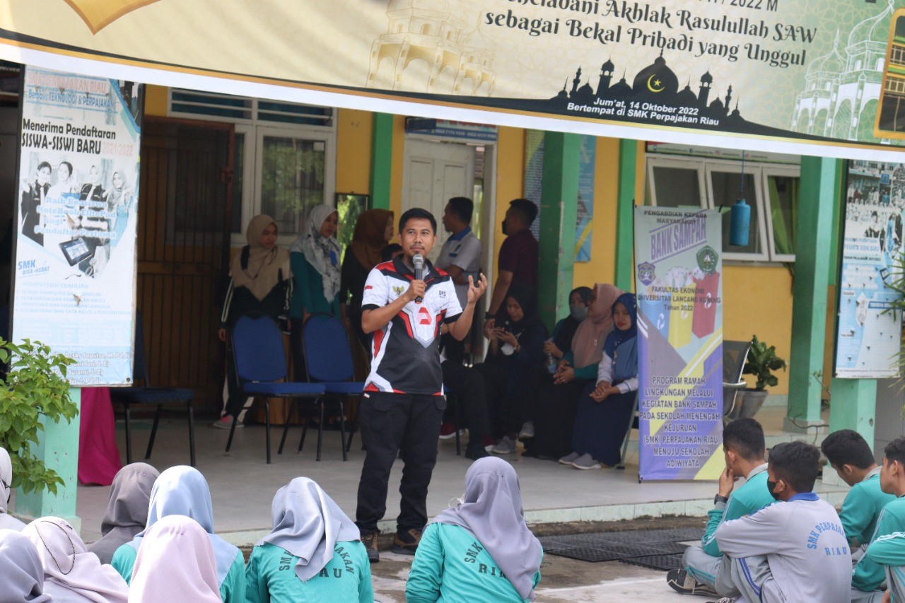 Program Ramah Lingkungan Melalui Kegiatan Bank Sampah Pada SMK Perpajakan Riau Menuju Sekolah Adiwiyata