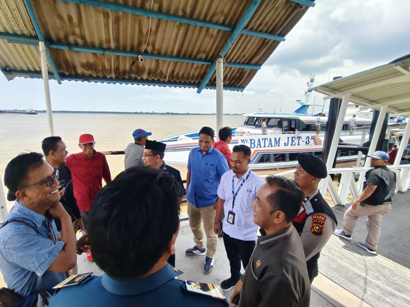 Pastikan Kelancaran Arus Mudik dan Persiapan Lebaran, Ketua DPRD Kepulauan Meranti Berkunjung ke Pelabuhan Tanjung Harapan dan PLN Rayon Selatpanjang