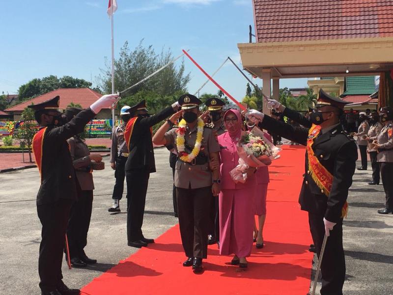 Pisah Sambut Kapolres Bengkalis Diwarnai Tradisi Pedang Pora
