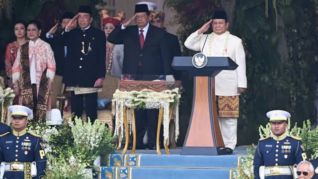 Baju Prabowo Saat HUT RI dari Adat Melayu: Putih Gading, Berkalung Melati