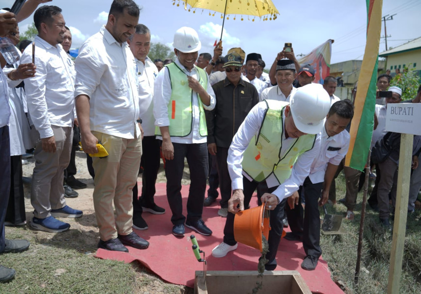 Resmi Bupati Rohil Letakan Batu Pertama Pembangunan Jembatan Sinaboi