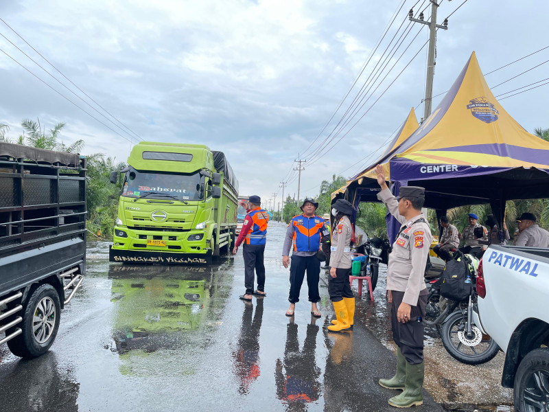 Banjir di Jalintim KM 83 Desa Kemang Surut, Pengendara Diminta Tetap Waspada