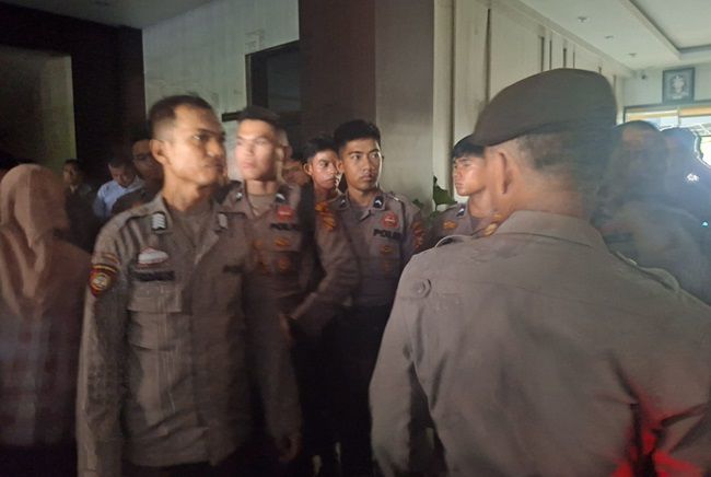 Berlangsung Panas! Aksi Mahasiswa Unri Berujung Rusuh, Polisi Berdatangan