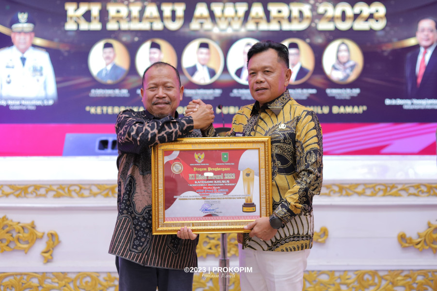 Plt Bupati Asmar Terima Penghargaan Khusus Pada Ajang Bergengsi Keterbukaan Informasi Publik KI Riau Award 2023