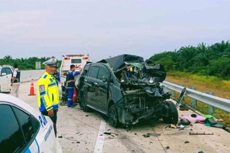 Innova Reborn Tabrak Truk di Jalan Tol Bangkinang, Suami Istri Meninggal Dunia