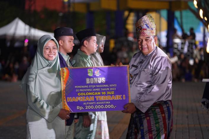 Plt Gubri Serahkan Bonus Ratusan Juta ke Qari Qariah Berprestasi di STQH Nasional Jambi
