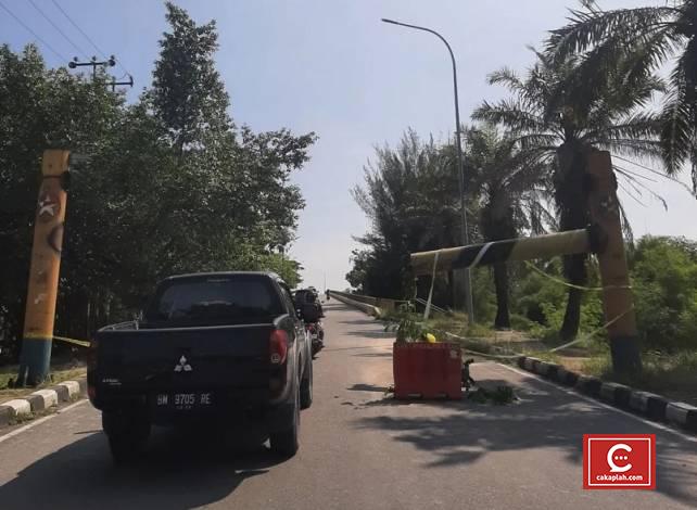 Portal Jembatan Leighton Pekanbaru Patah Ditabrak Truk